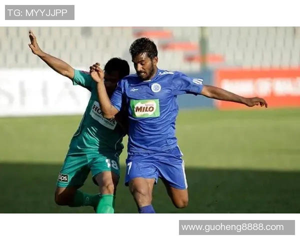 足球巨星下水池畔展现轻松时刻泳姿动感彰显运动员魅力风采 足球巨星下水池畔展现轻松时刻泳姿动感彰显运动员魅力风采